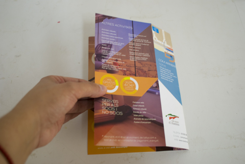 Tutorial Cartera de Paper: Plega el Flyer per la meitat
